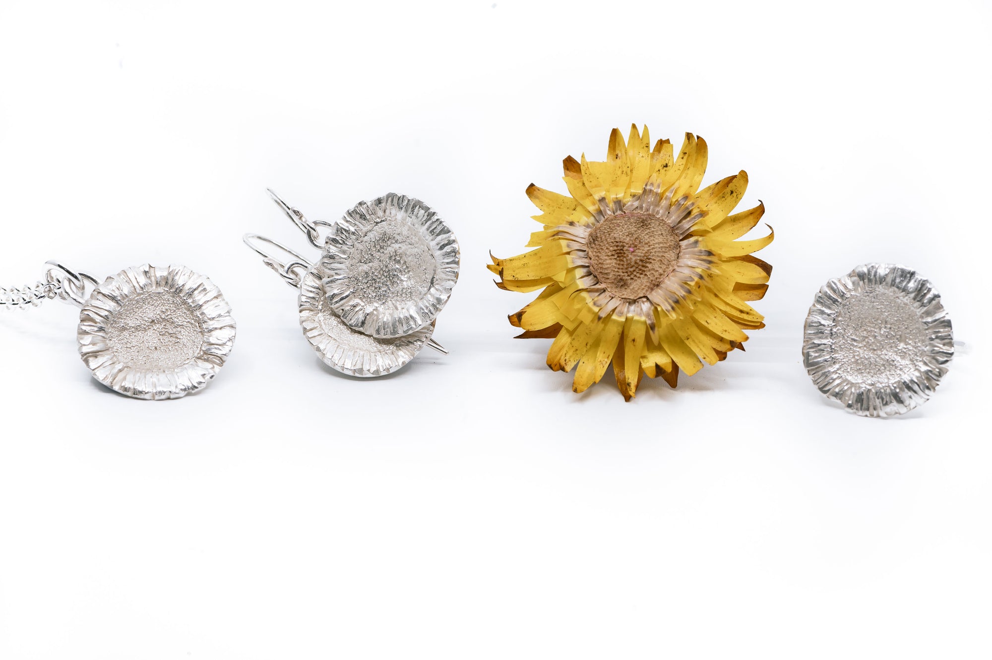 Paper Daisy Necklace